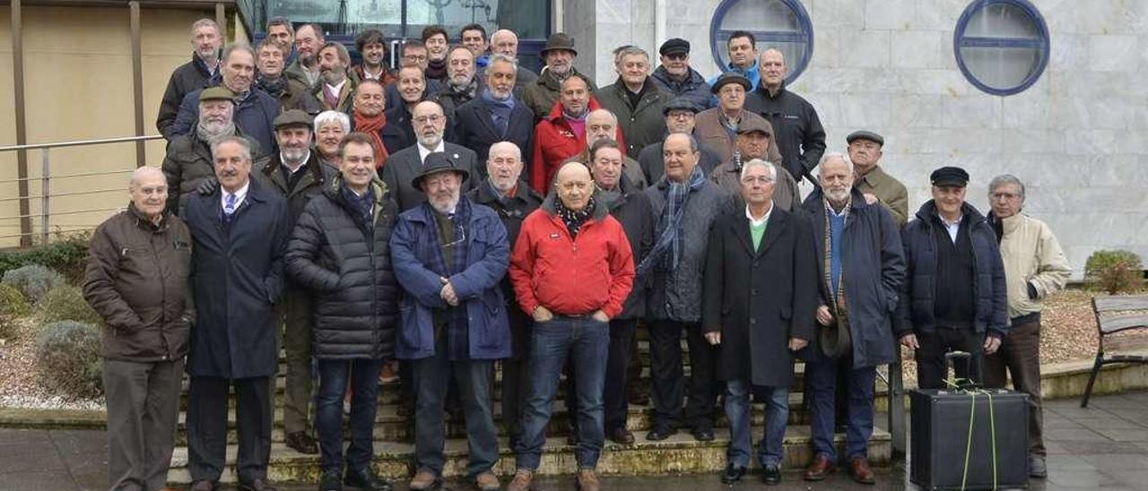 Tradicional foto de familia de los capitanes de Marina del concejo a las puertas del Museo Marítimo de Asturias, en la calle Gijón de Luanco.