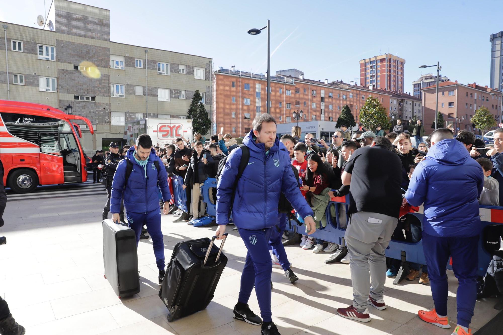 El Atlético de Madrid ya está en Oviedo: el Cholo, aclamado a su llegada por cientos de hinchas