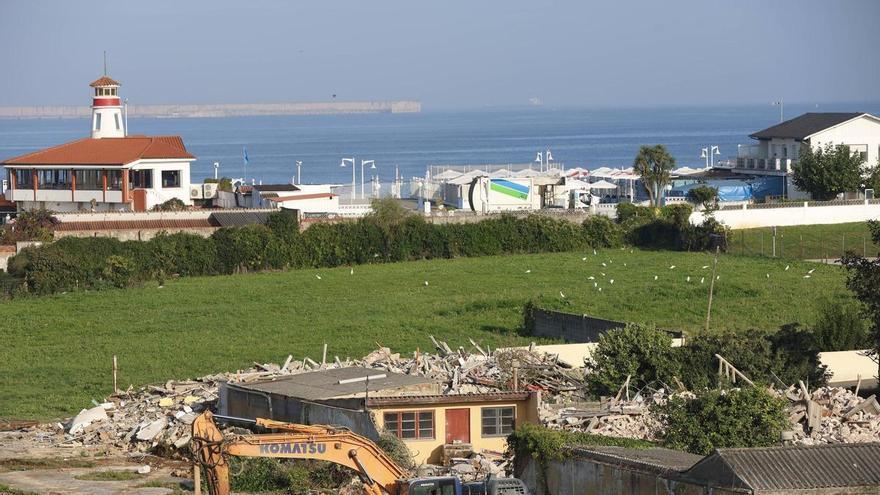 El desarrollo urbanístico de la Ería del Piles en Gijón avanza con el derribo de los tres chalés mientras el grupo Paraguas afina su gran proyecto