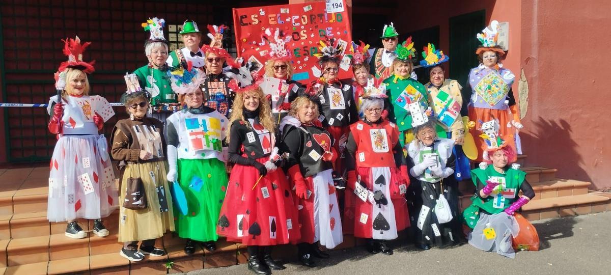 Los participantes en el desfile en representación del centro social El Cortijo.