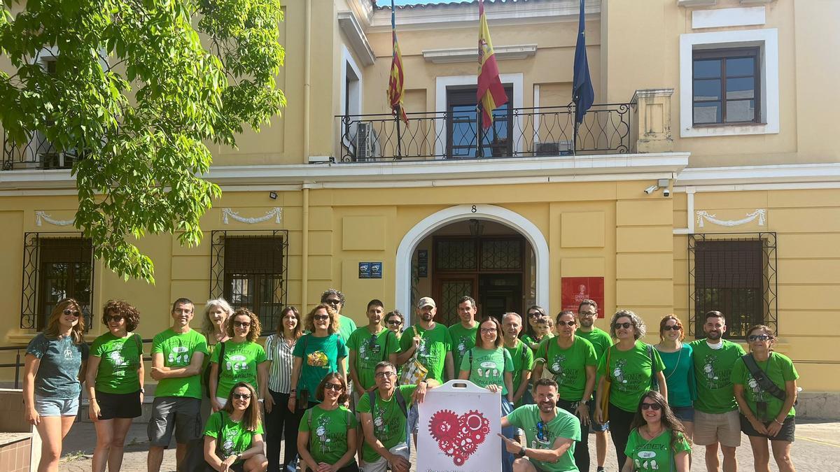 "Preferimos donar sangre que Conselleria nos la chupe", la simbólica protesta del profesorado en apoyo a la huelga educativa en Castellón