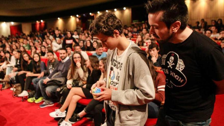 Los &quot;youtubers&quot; Auronplay y Wismichu llenan el teatro de Laboral