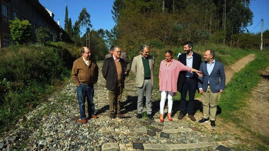 El edil Pérez Callón, el alcalde de Portas, Víctor Estévez, el de Caldas, Juan Manuel Rey, Carmela Silva, Alberto Varela y David Regades. // I.A.