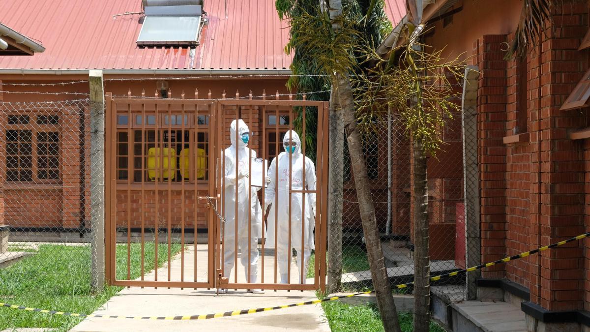 Personal sanitario con trajes protectores frente al ébola en un hospital de Entebbe, Uganda