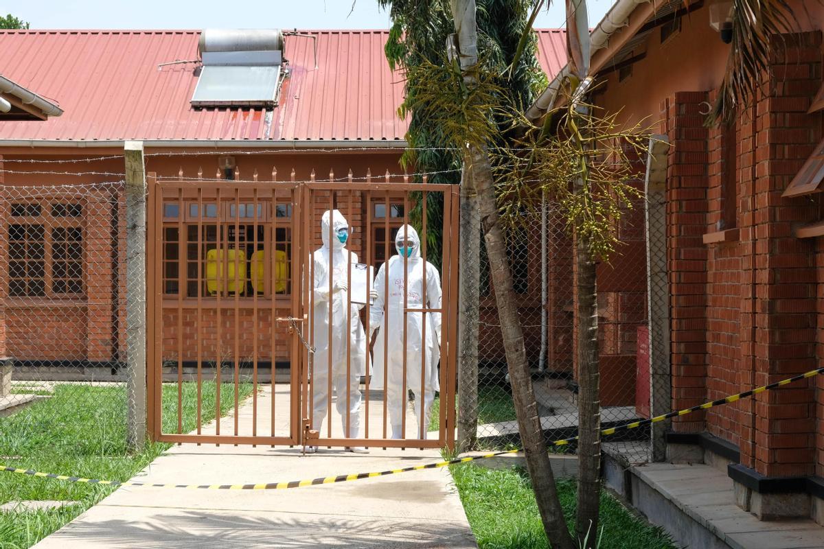 Personal sanitario con trajes protectores frente al ébola en un hospital de Entebbe, Uganda Personal sanitario con trajes protectores frente al ébola en un hospital de Entebbe, Uganda