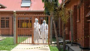 Personal sanitario con trajes protectores frente al ébola en un hospital de Entebbe, Uganda