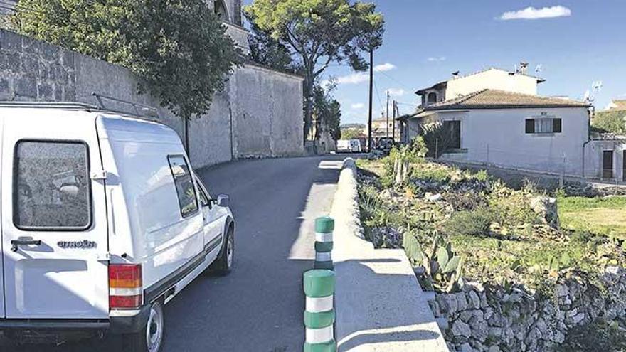 La calle tras la iglesia de Sant Pere será ampliada y reformada.