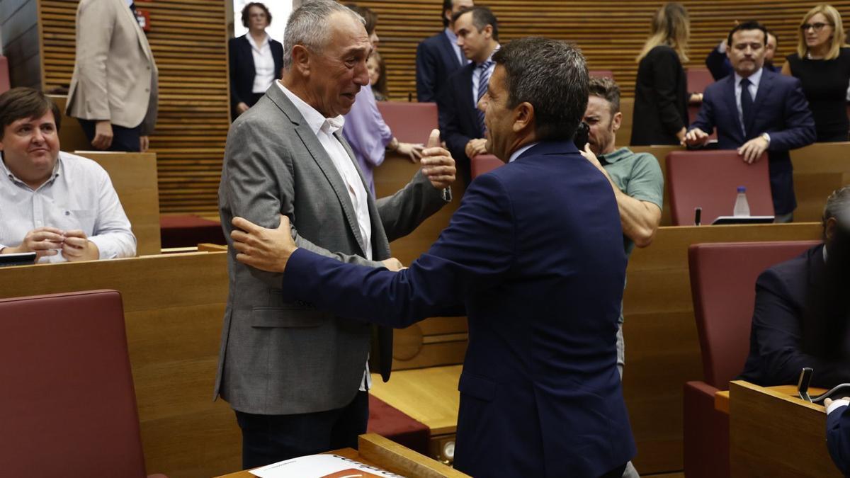 Baldoví saluda a Mazón antes del Debate de Política General, en septiembre.
