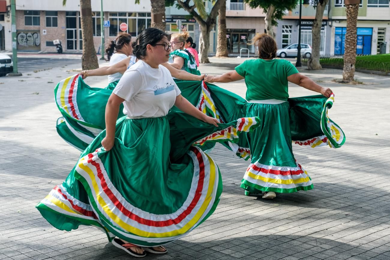 La comunidad boliviana ensaya en la plaza de la Feria los bailes de la fiesta par celebrar el día de la Urkupiña