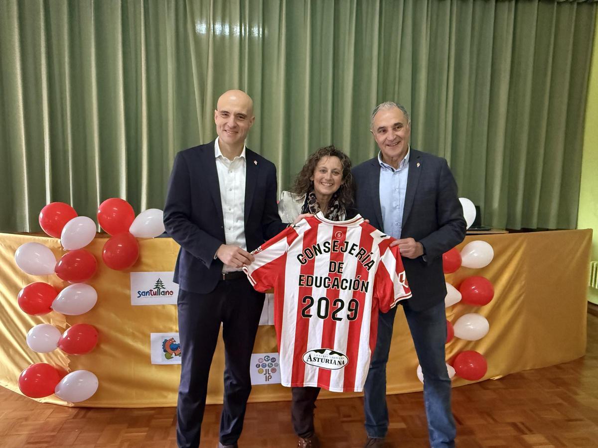 De izquierda a derecha, el vicepresidente ejecutivo del Sporting, David Guerra, la consejera de Educación del Principado, Eva Ledo, y el responsable de relaciones institucionales del Sporting, Joaquín Alonso