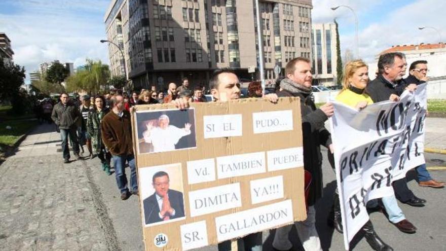Unos 200 trabajadores judiciales participaron ayer en la manifestación celebrada en Vigo.  // Ricardo Grobas