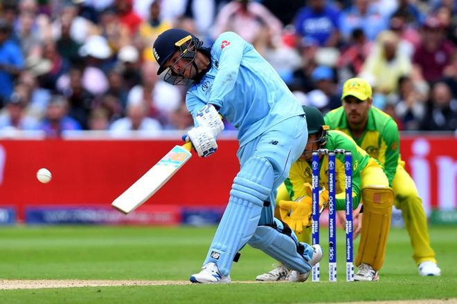 Jason Roy, de Inglaterra, batea durante la segunda semifinal de la Copa Mundial de Críquet 2019 entre Inglaterra y Australia en Edgbaston en Birmingham, Inglaterra central.