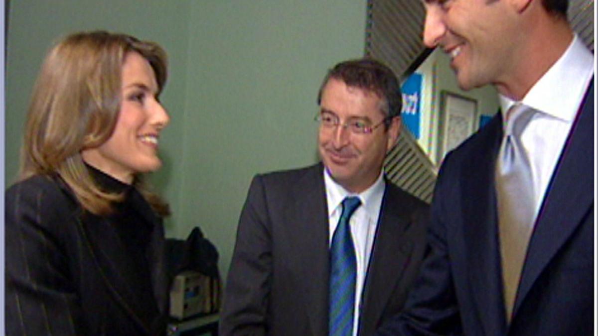 El entonces Príncipe de Asturias saluda a Letizia Ortiz en octubre de 2003