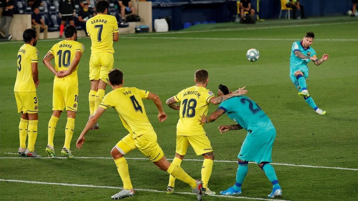 Messi lanza una falta que se estrelló en el larguero de Sergio Asenjo.