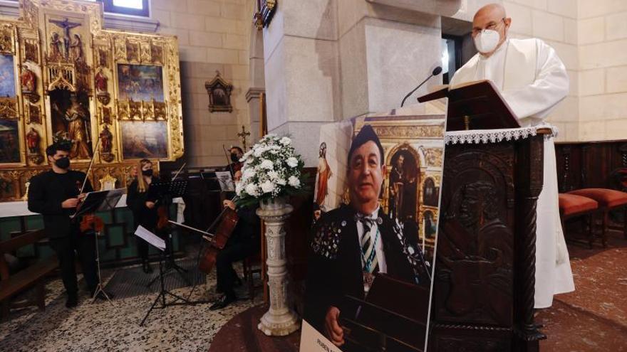 La misa en honor a Rubén Fernández –con una foto suya presidiendo la ceremonia–, en La Foz. | Miki López