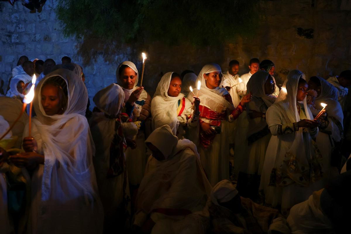 Cristianos ortodoxos celebran “Fuego Sagrado” en Jerusalén. eregrinos cristianos ortodoxos sostienen velas durante la ceremonia del Fuego Sagrado, un día antes de la Pascua ortodoxa, el sábado 15 de abril de 2023 en la Iglesia del Santo Sepulcro en la Ciudad Vieja de Jerusalén, donde muchos cristianos creen que Jesús fue crucificado y enterrado antes de resucitar.