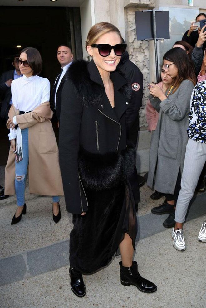Olivia Palermo con abrigo negro de pelo y falda de terciopelo