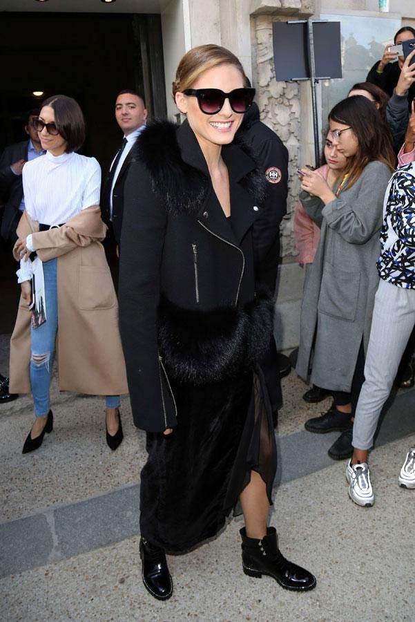 Olivia Palermo con abrigo negro de pelo y falda de terciopelo