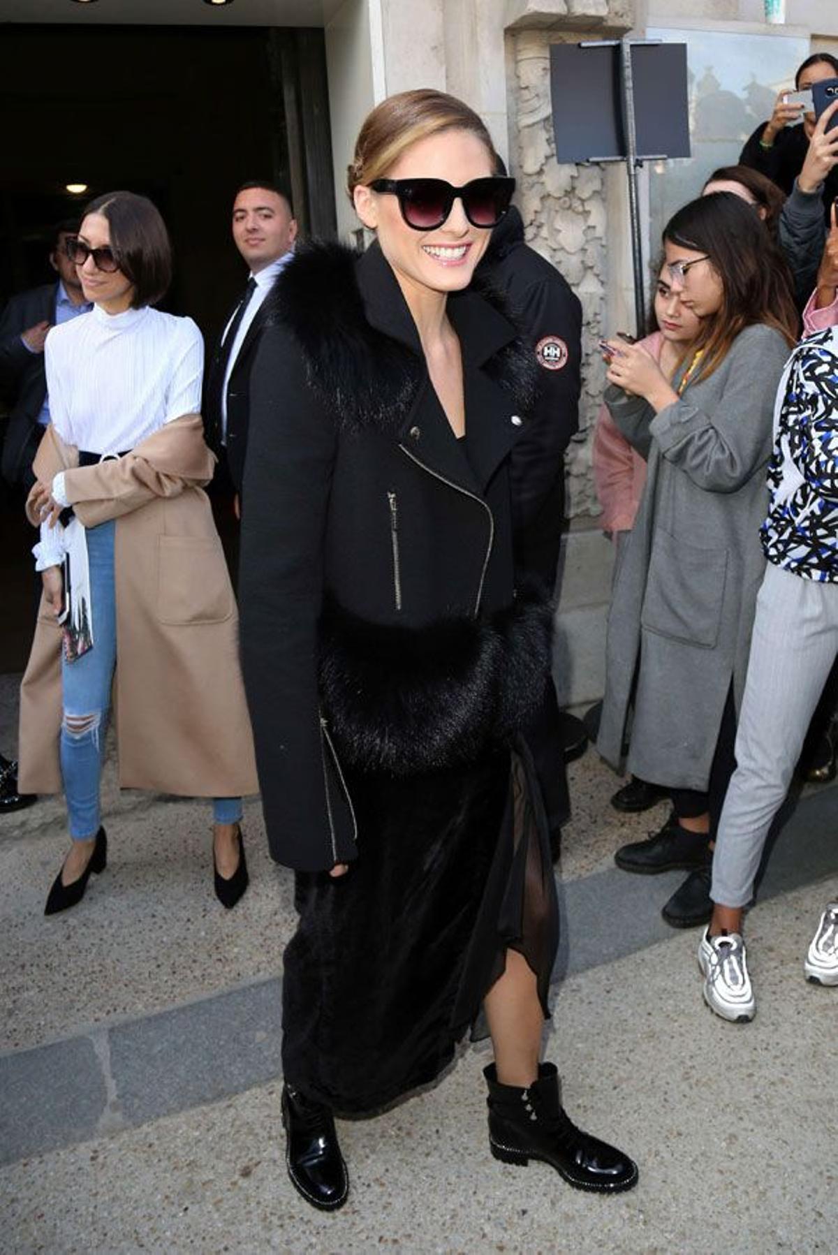 Olivia Palermo con abrigo negro de pelo y falda de terciopelo