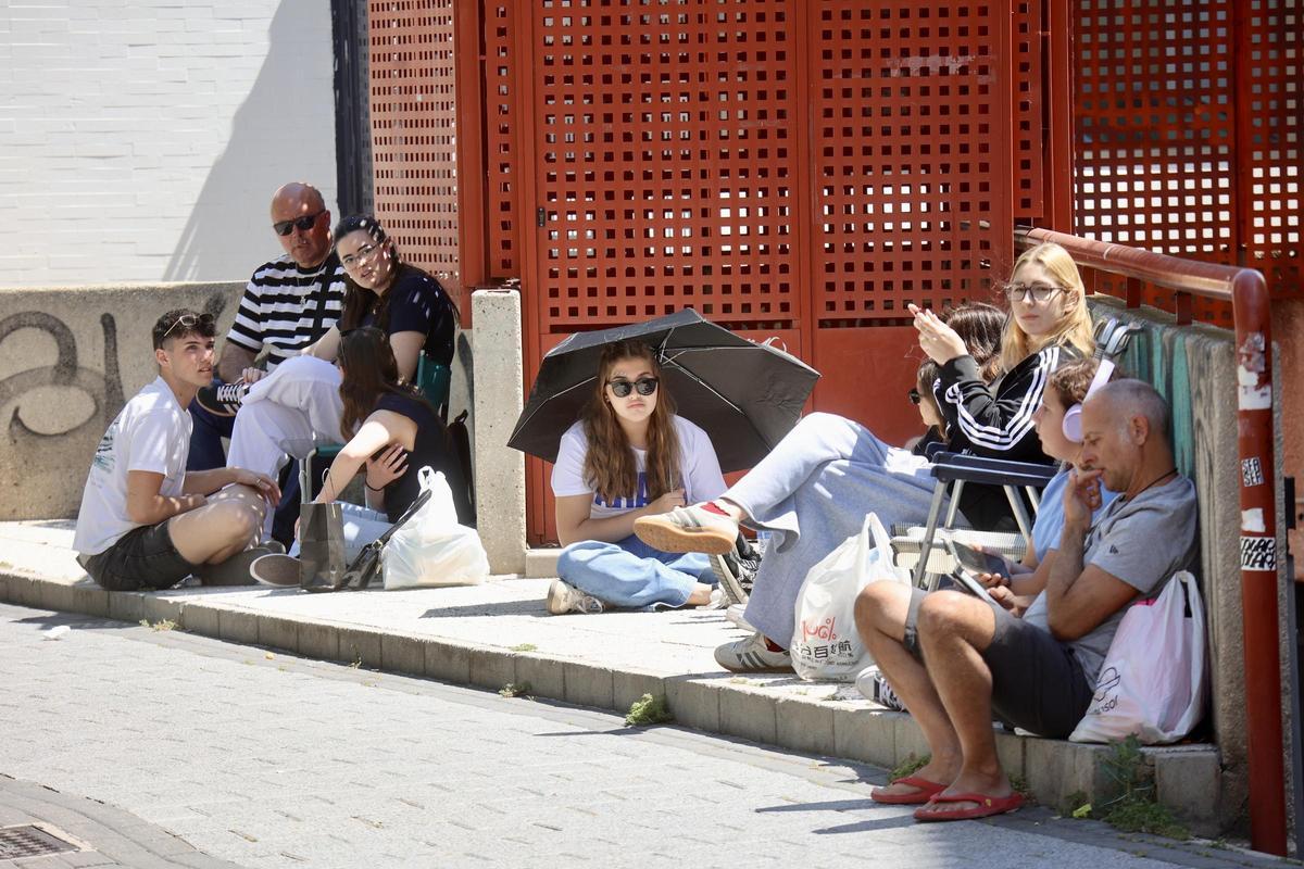 Sus fans acampan bajo el sol para entrar los primeros a la Plaza de Toros de Murcia.