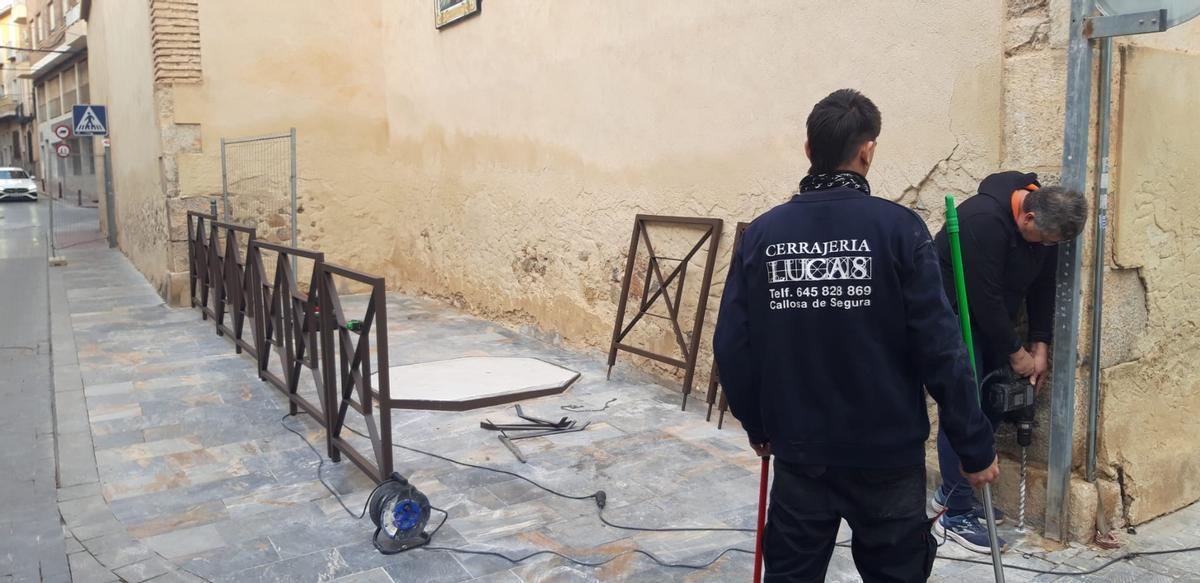 El vallado perimetral junto el lateral de la ermita se instaló en la jornada del lunes