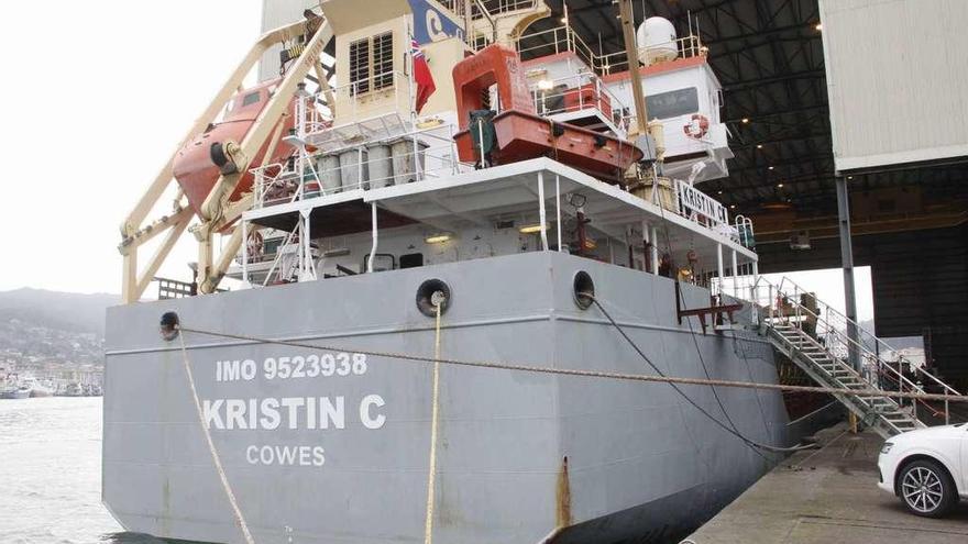 El buque mercante &quot;Kristin C&quot; atracado el pasado martes en el puerto de Marín. // Santos Álvarez