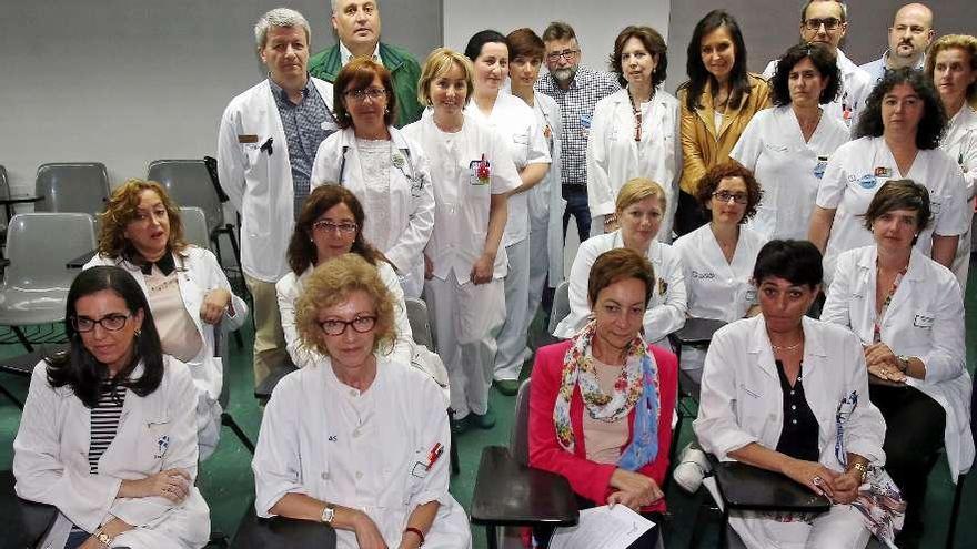 Trabajadores de las especialidades de laboratorio del Chuvi, ayer, en la rueda de prensa.