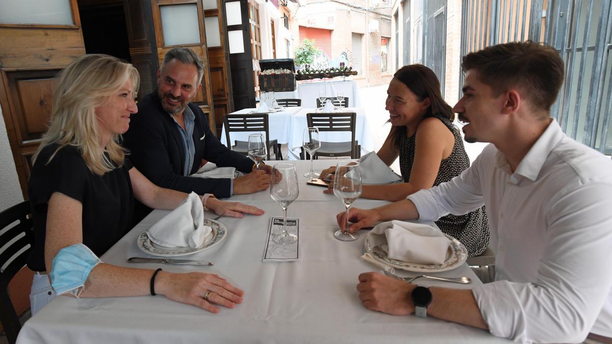 María José Ros y Borja González, en la izquierda, y José Luis Ros y Marina Bravo, ayer en un restaurante de Murcia.