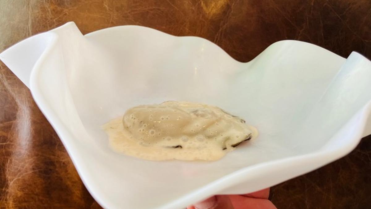 Ostra a la brasa con emulsión de chuleta en el restaurante Askua: una fusión de yodo, óxido y humo