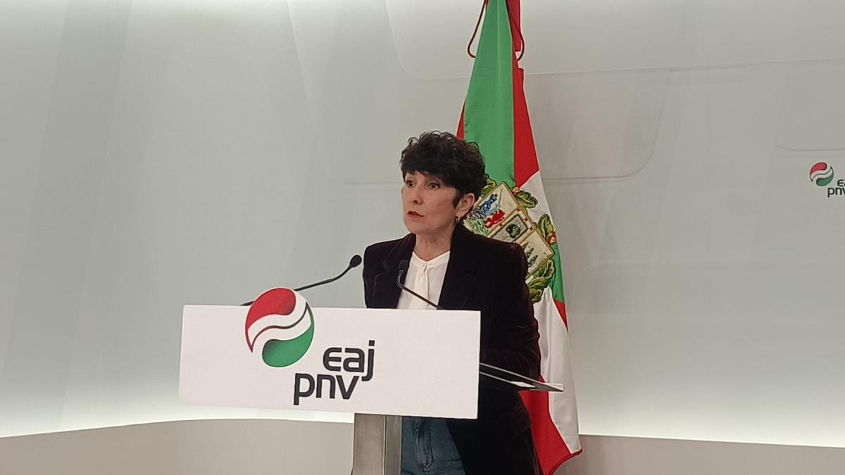 La portavoz del PNV en el Congreso de los Diputados, Maribel Vaquero, en una rueda de prensa en Bilbao.