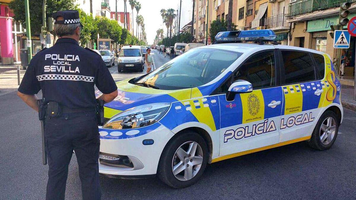 Imagen de archivo de un vehículo de la Policía Local de Sevilla.