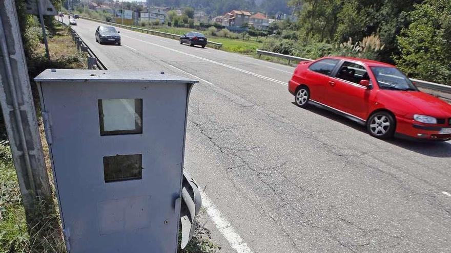 Cabina de radar en una carretera gallega.