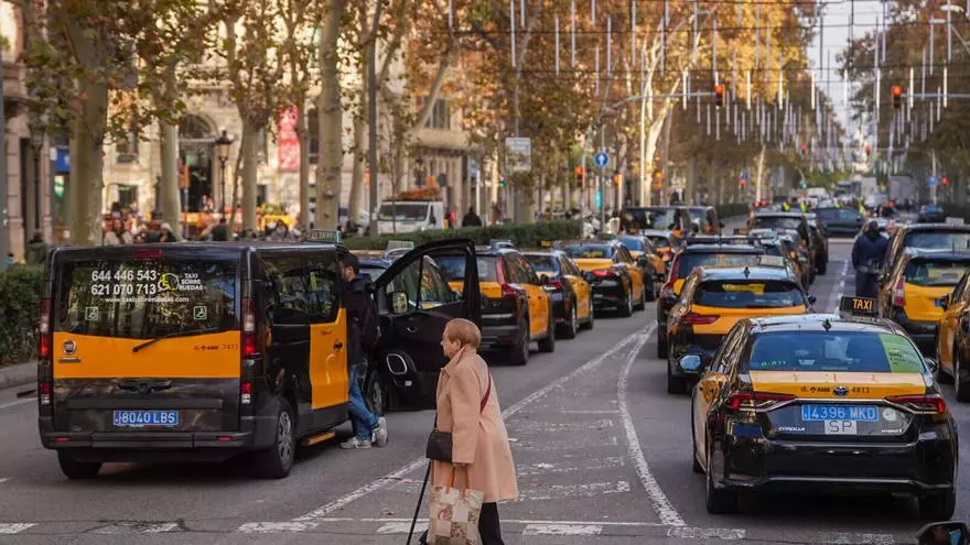 Barcelona se llena de taxis en una nueva protesta contra los VTC