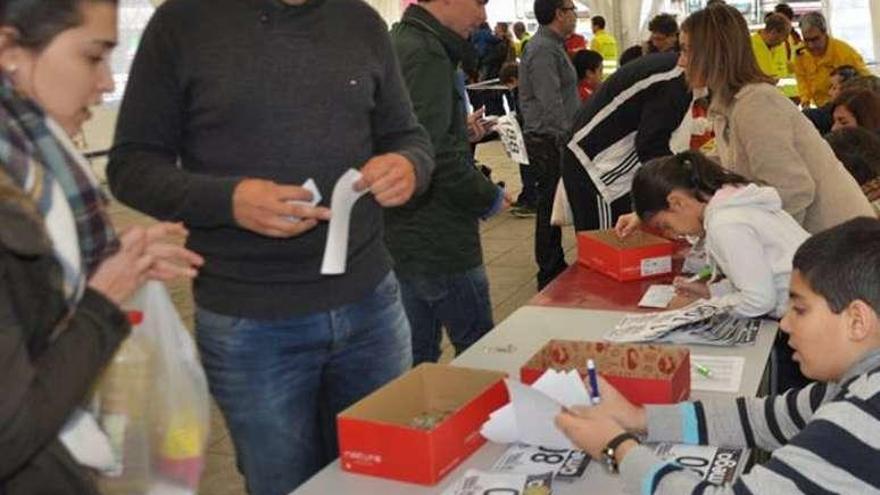 Entrega de alimentos en la IV San Silvestre de Ponteareas. // Taninos