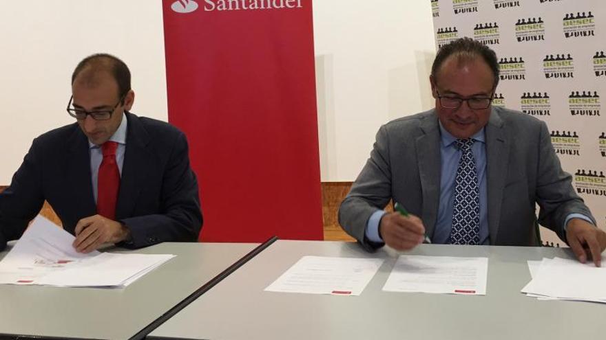 La firma del acuerdo entre el Banco Santander y Aesec.