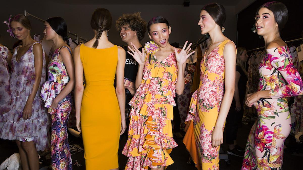 Vestidos de flores en el 'backstage' de Chiara Boni primavera-verano 2019