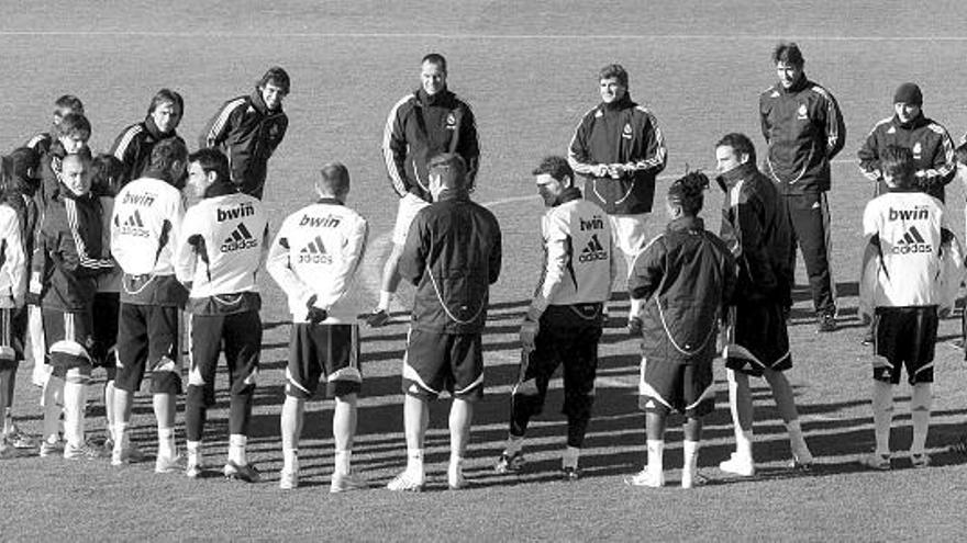 Los jugadores del Barcelona, reunidos antes de iniciar el entrenamiento de ayer.