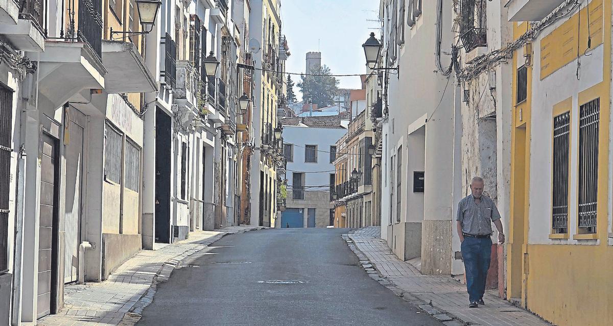 Un vecino transita por una calle.
