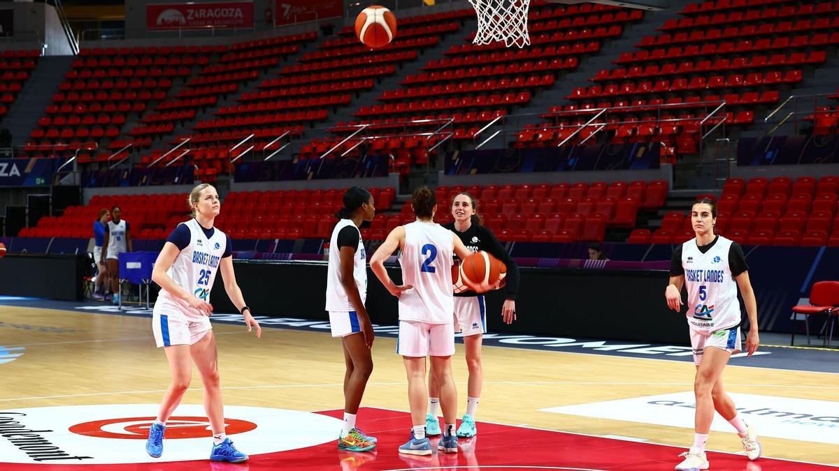 Las jugadoras del Basket Landes, durante el entrenamiento de este martes en el Príncipe Felipe.