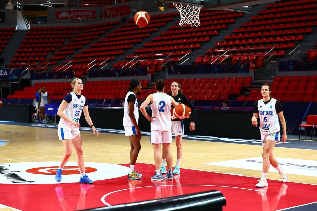 Las jugadoras del Basket Landes, durante el entrenamiento de este martes en el Príncipe Felipe.