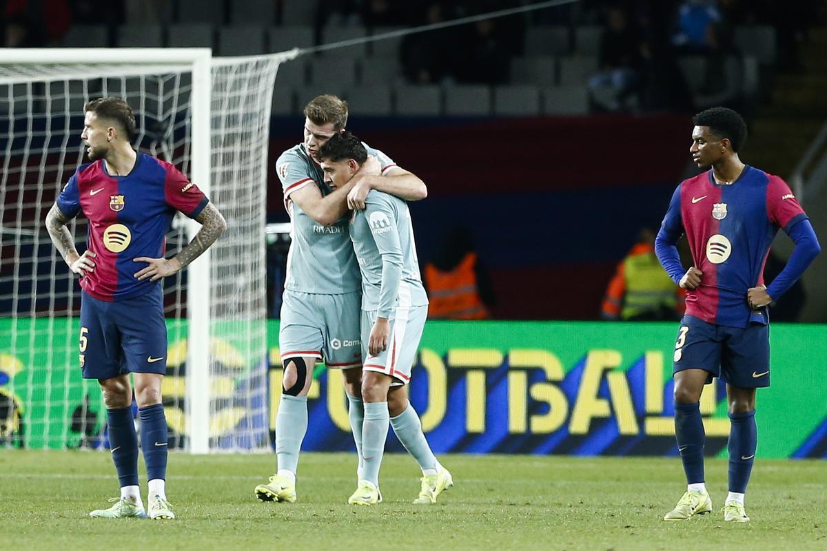 Alexander Sorloth celebra con Nahuel Molina su gol ante el Barcelona en el paado Barcelona-Atlético.