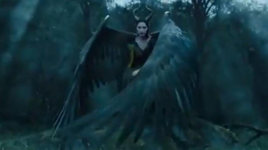 Angelina Jolie despliega sus alas en el nuevo clip de Maléfica