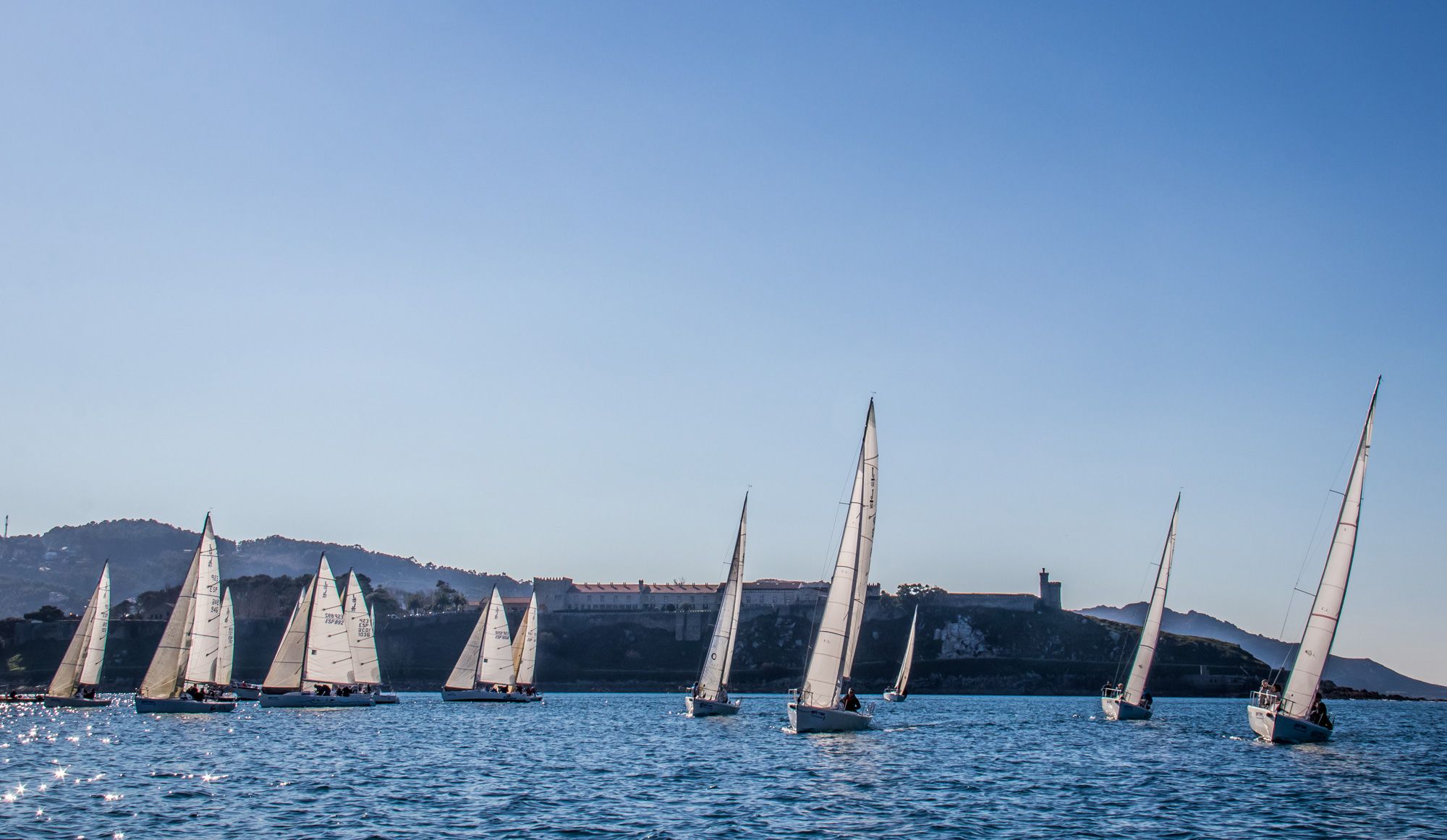 Parte de la flota de J80 que participan en la competición frente al Parador de Baiona.