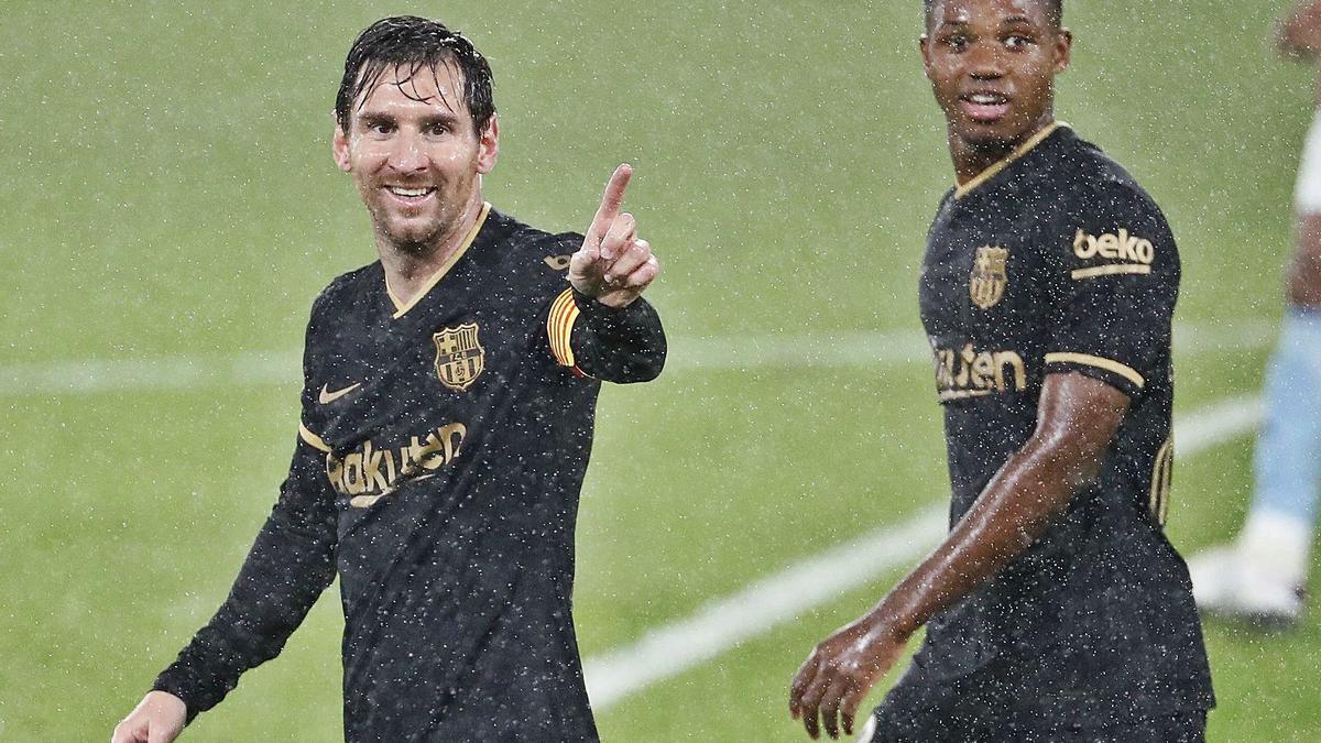 Leo Messi y Ansu Fati celebran bajo la lluvia uno de los tres goles, anoche en Balaídos.