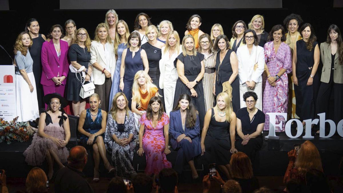 Una representació de les 50 dones elegides per Forbes Woman posen al Liceu.