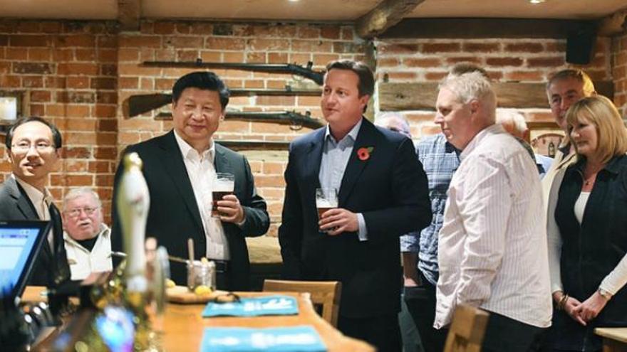 Cameron se lleva al presidente chino a tomar cervezas a un pub