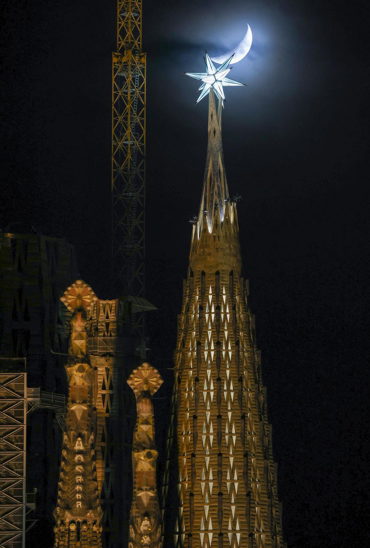 La estrella de la Sagrada Família ya ilumina Barcelona