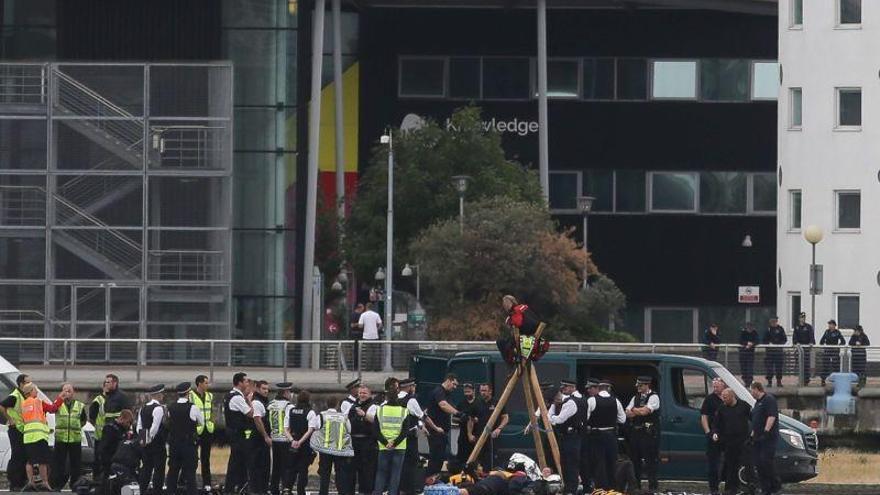 La protesta de un grupo antiracista paraliza el exclusivo aeropuerto de la City de Londres