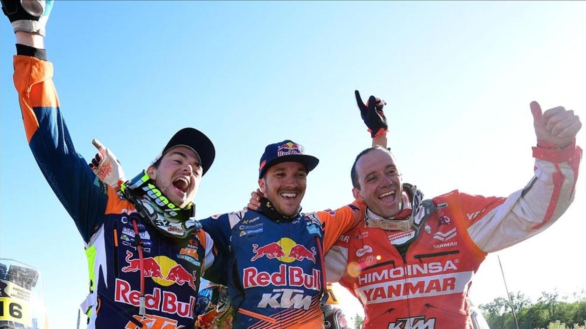 El podio del Dakar: Sam Sunderland, flanqueado por Farrés y Walkner