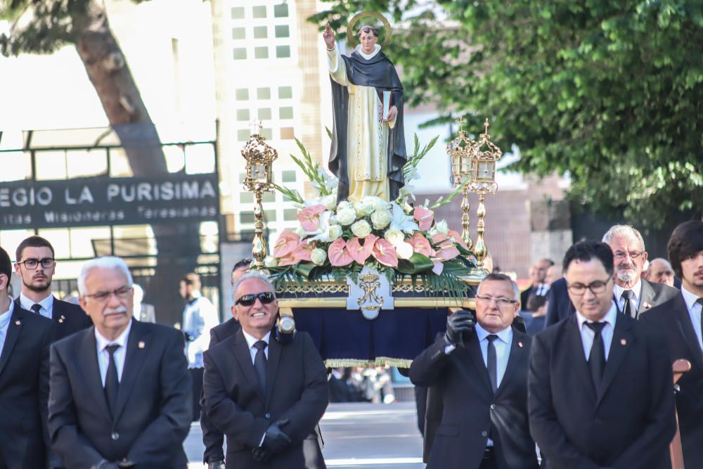 La imagen de San Vicente portada a hombros exclusivamente por varones salió en procesión por las calles de Callosa de Segura, como es tradición cada segundo lunes de Pascua